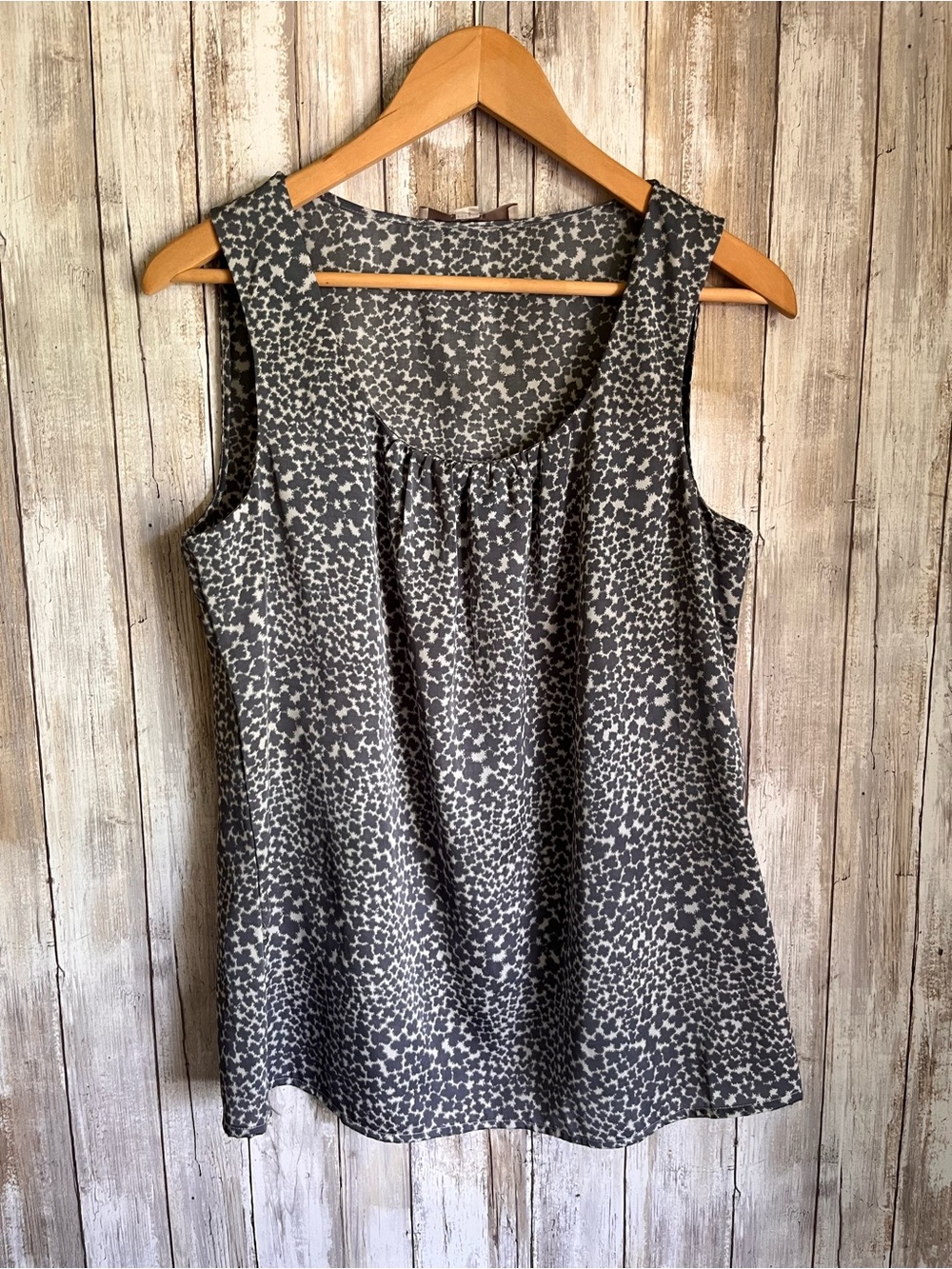 LOFT Gray Abstract Print Sleeveless Blouse Pleated Neck Shell Top Medium